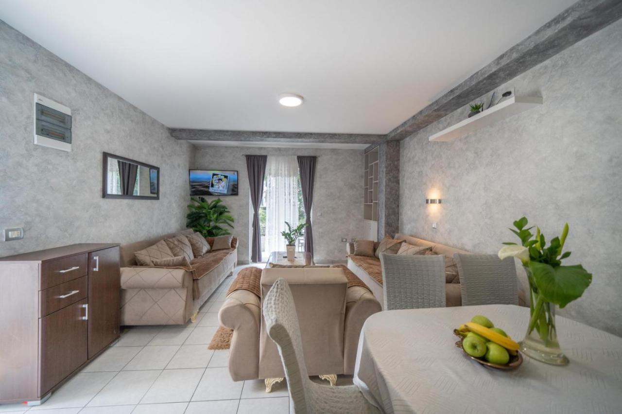 Apartman Anja Risan Exterior photo