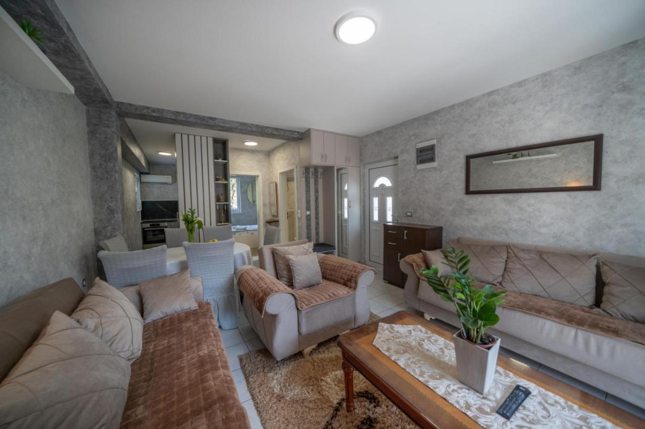 Apartman Anja Risan Exterior photo